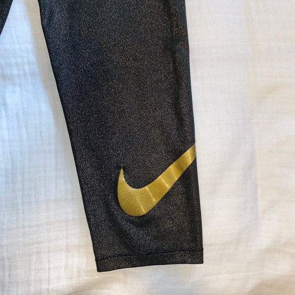 Nike Pro Cropped Legging Black Metallic Gold - Picture 5 of 7